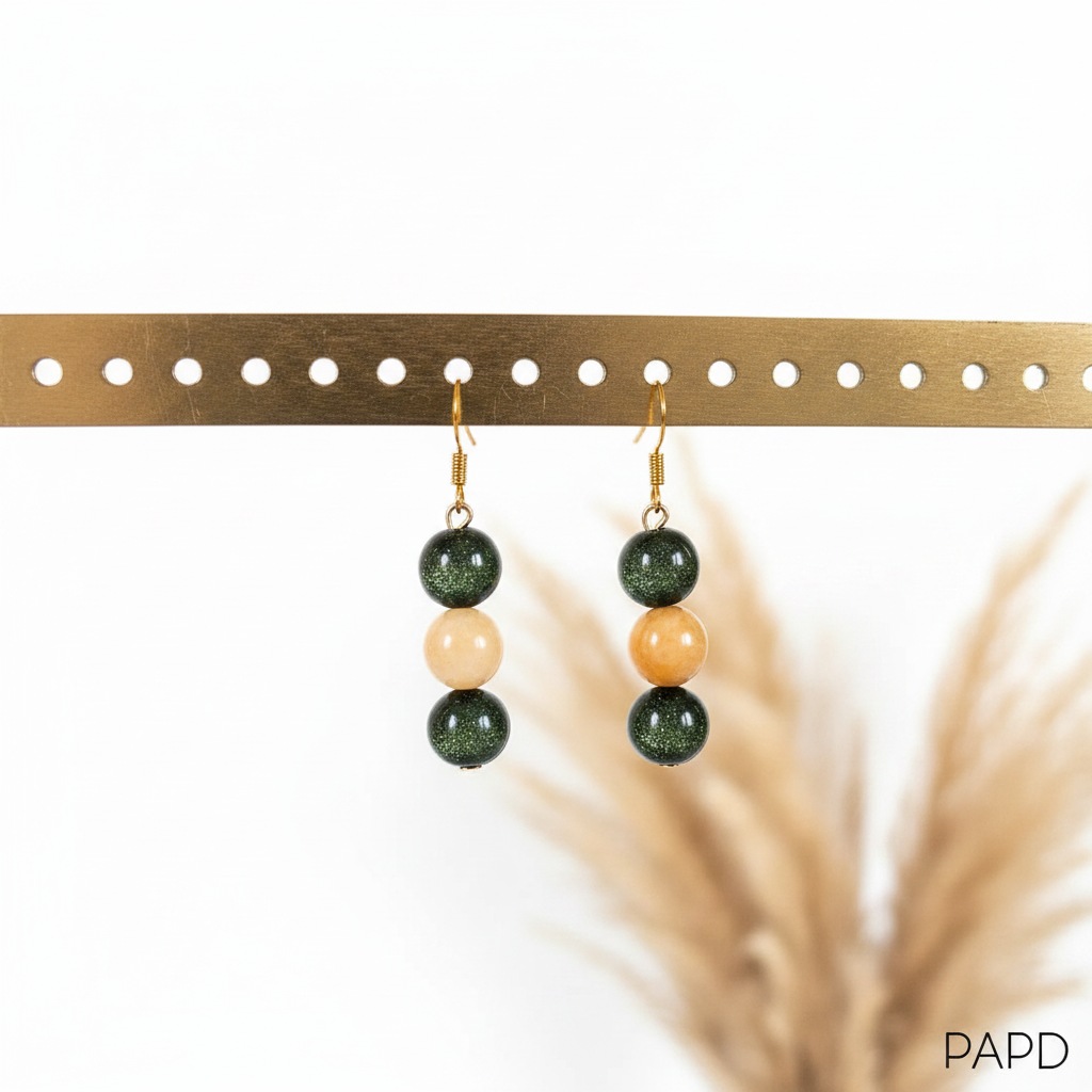 Boucles d’oreilles pendantes à trois perles vert foncé et doré, monture dorée.