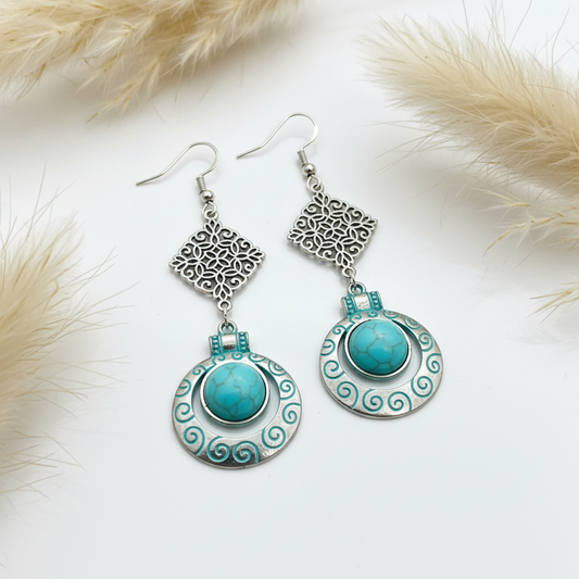 Boucles d’oreilles à crochets argentées, pendentifs ronds turquoise et motifs ajourés