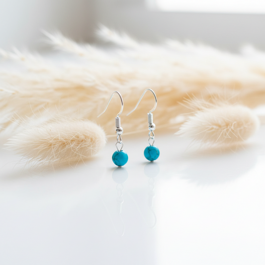 Boucles d’oreilles dormeuses argentées à perles turquoise 4 mm