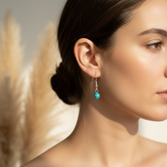 Boucles d’oreilles dormeuses argentées, perle turquoise 4 mm au lobe d’oreille