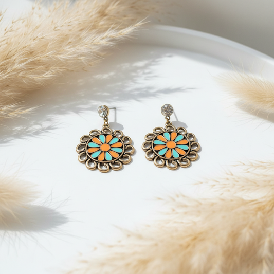 Boucles d’oreilles dorées à breloque florale turquoise et orange.