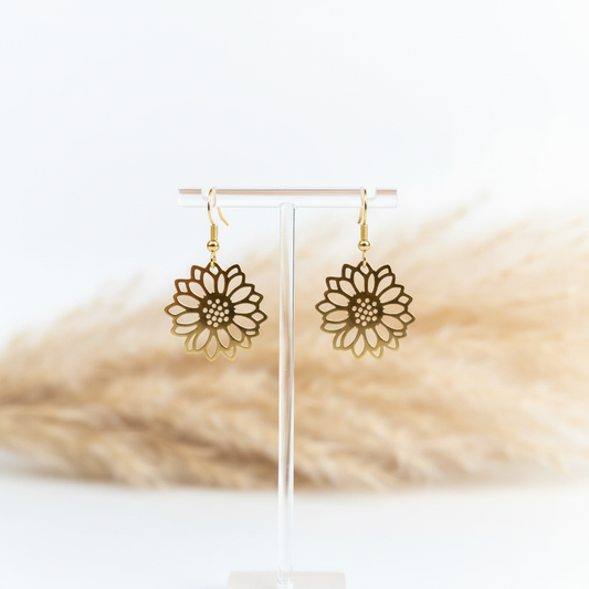 Boucles d'oreilles filigrane doré fleur tournesol bohème sur fond blanc pampa — acier inoxydable 316L PVD doré — PAPD