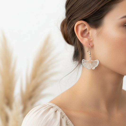 Boucles d'oreilles filigrane ginkgo biloba argentées portées — bijou artisanal nature acier inoxydable 316L — PAPD