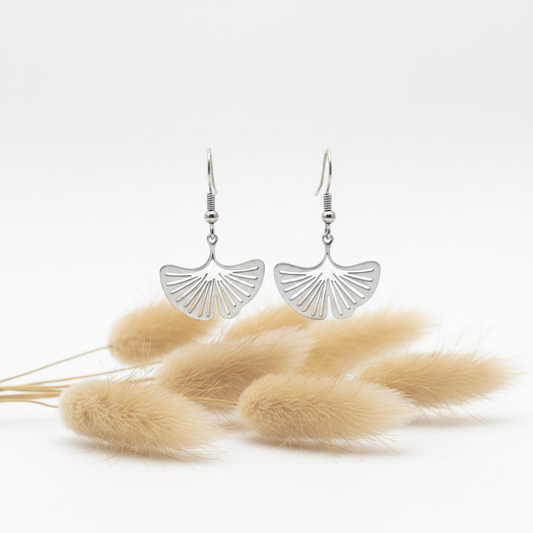 Boucles d'oreilles filigrane ginkgo biloba argentées sur fond blanc pampa — acier inoxydable 316L argenté — PAPD