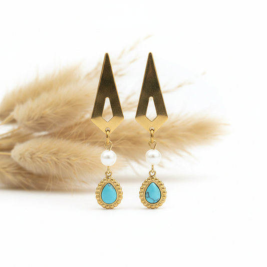 Boucles d'oreilles pendantes dorées géométriques perle blanche & Howlite bleue larme sur fond blanc pampa — acier inoxydable 316L PVD doré — PAPD