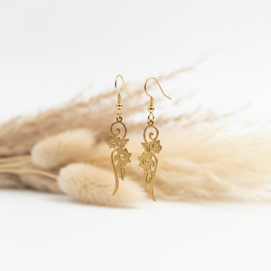 Boucles d'oreilles pendantes filigrane floral baroque doré sur fond blanc pampa — acier inoxydable 316L PVD doré — PAPD