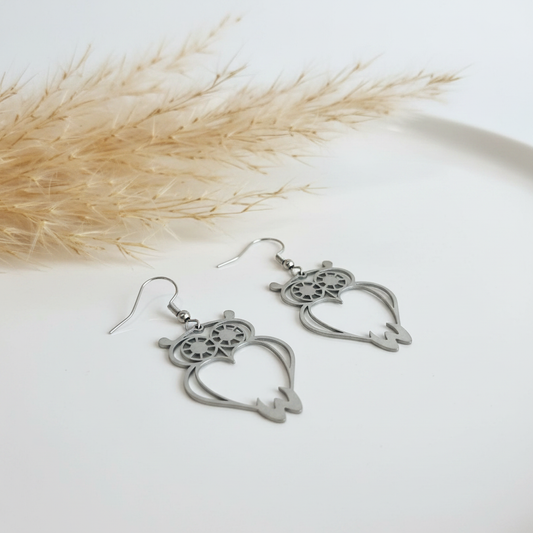 Boucles d’oreilles pendantes chouette filigrane argentée, motif hibou.