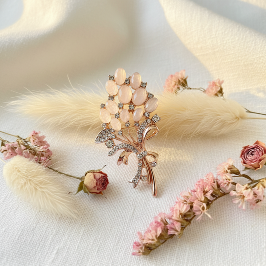 Broche florale fantaisie roses poudrés et argent, feuillage ajouré, épingle en métal