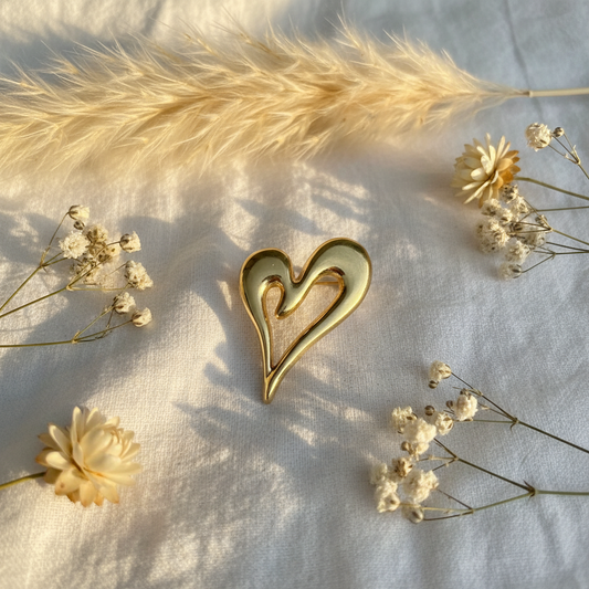 Broche en forme de cœur doré lisse, grand format, avec épingle au dos.