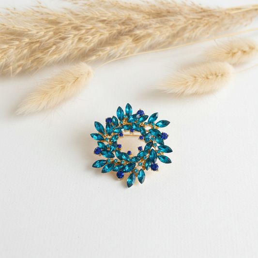 Broche couronne dorée aux pierres bleu intense, cercle orné de gemmes