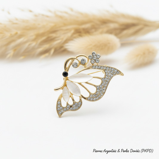 Broche papillon doré et argenté, ailes en strass et perles, détail noir.