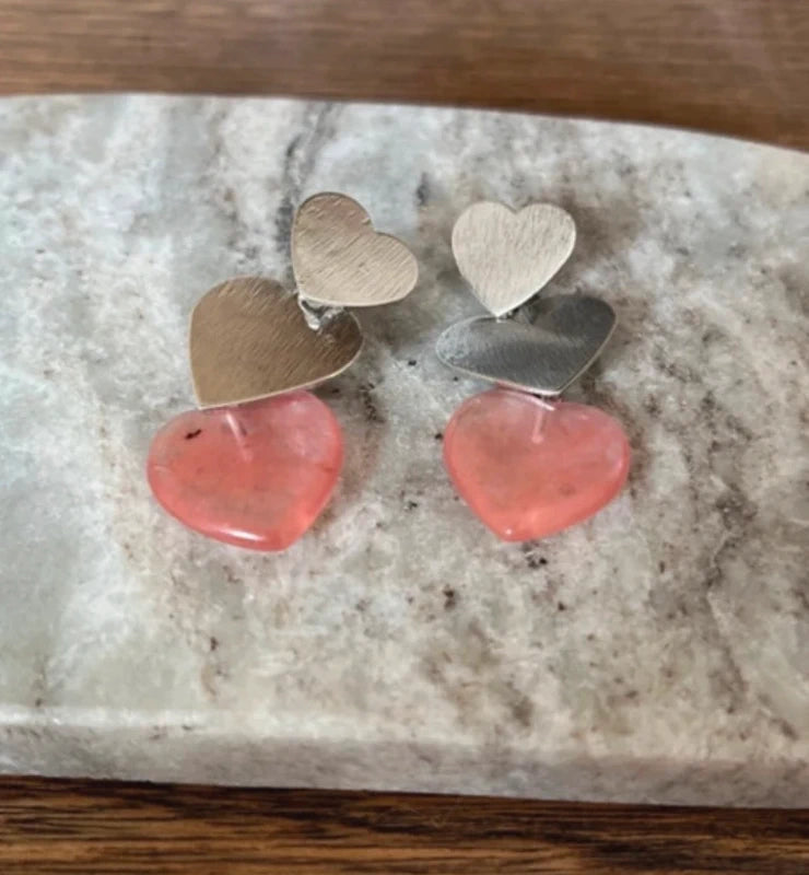 Boucles d’oreilles cœurs articulés acier brossé et quartz rose cerise