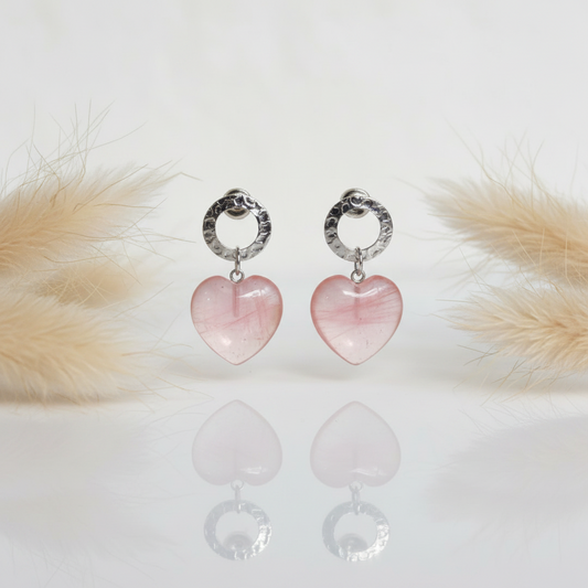 Boucles d’oreilles acier : cœurs quartz cerise rose translucide, attaches avec anneau