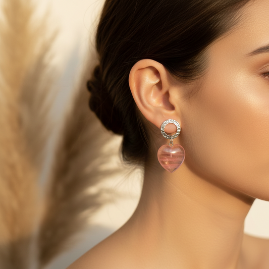 Boucles d’oreilles cœur quartz cerise rose translucide portées, attache anneau argentée