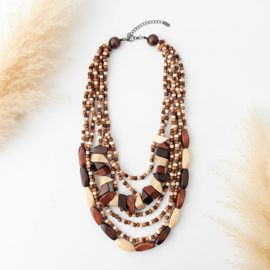 Collier multi-rangs en perles de bois brunes avec plaquettes décoratives, chaîne d’attache