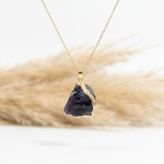 Collier à pendentif quartz brut bleu foncé, chaîne à maillons dorés
