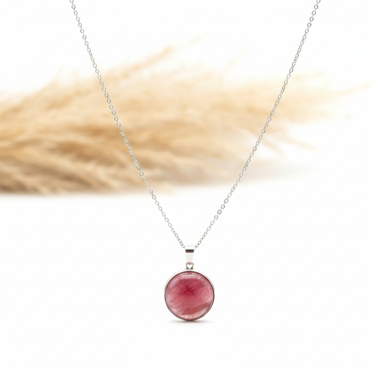 Collier avec pendentif ovale quartz cerise et chaîne argentée à maillons