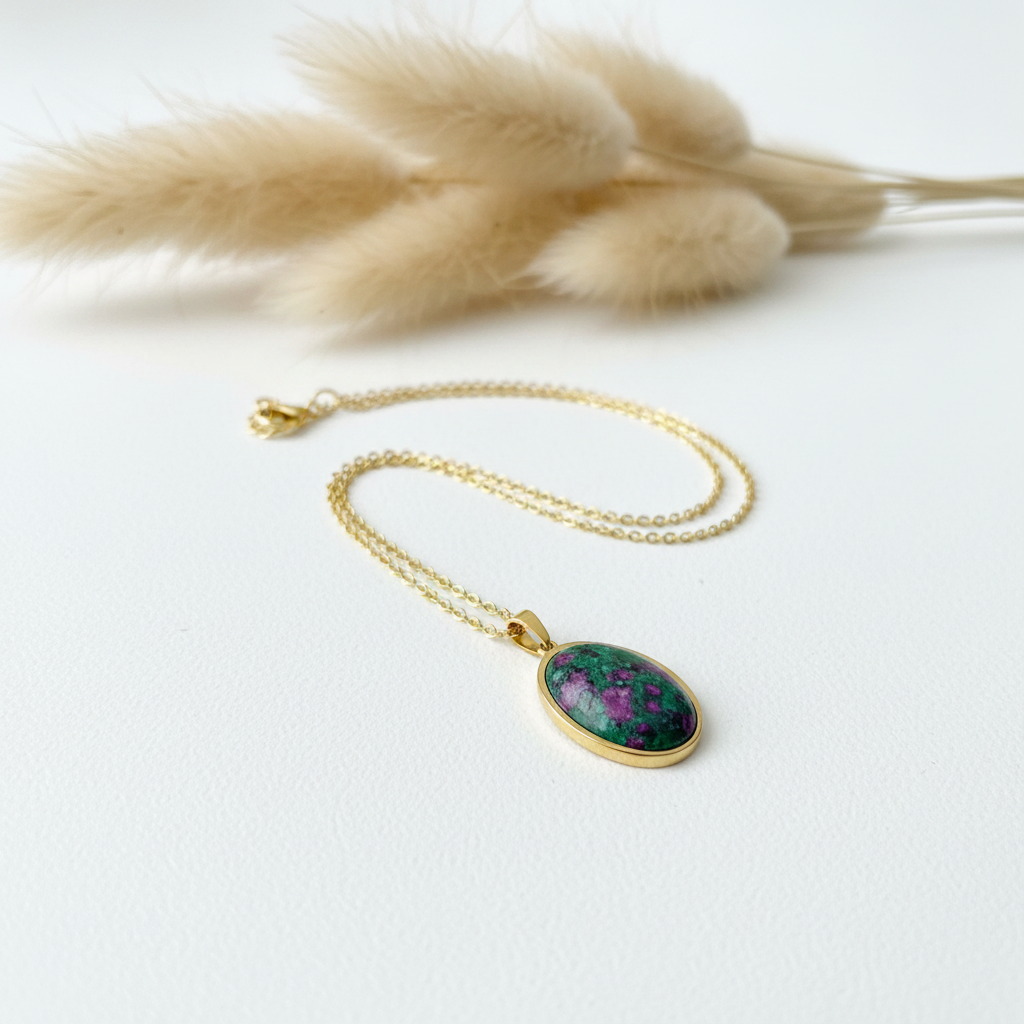 Collier Rubis Zoïsite naturelle sur chaîne dorée inox 45cm. Hypoallergénique, résiste à l'eau. Livraison gratuite 🇫🇷 Bijou lithothérapie artisanal PAPD.