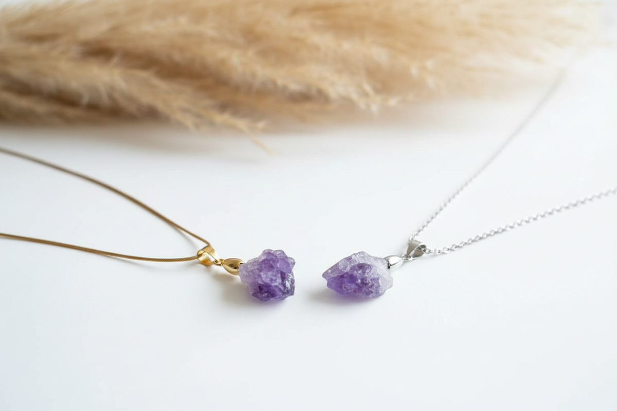 Colliers fins doré et argent avec pendentifs d’améthyste brute violette