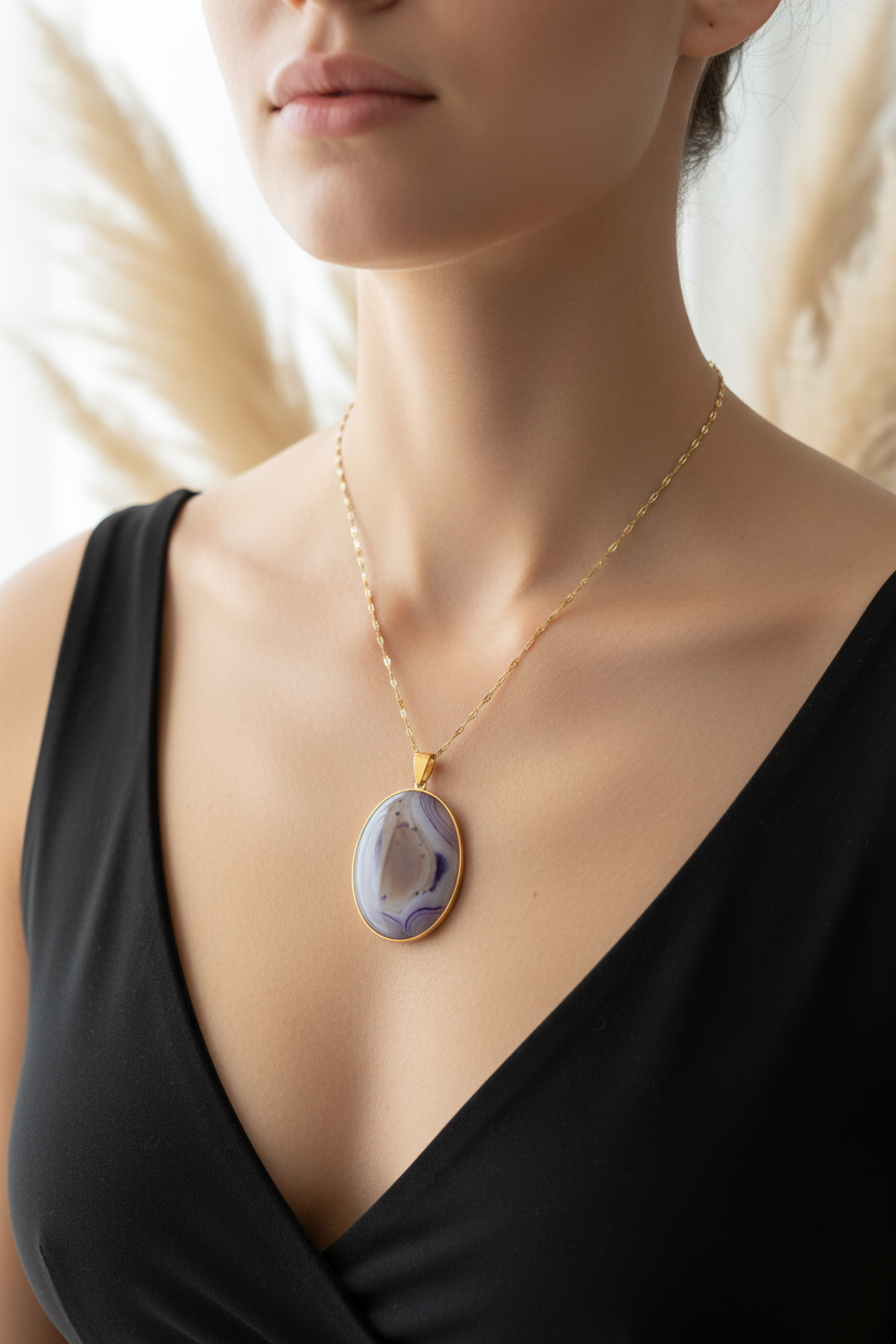 Collier pendentif ovale améthyste cabochon, monture dorée, chaîne inox dorée.