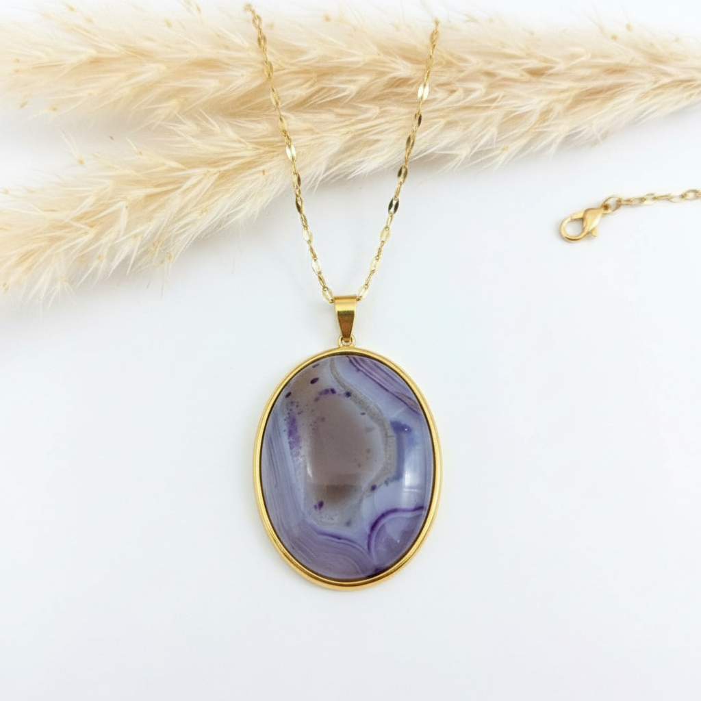 Collier pendentif cabochon ovale améthyste, monture dorée, chaîne fine.