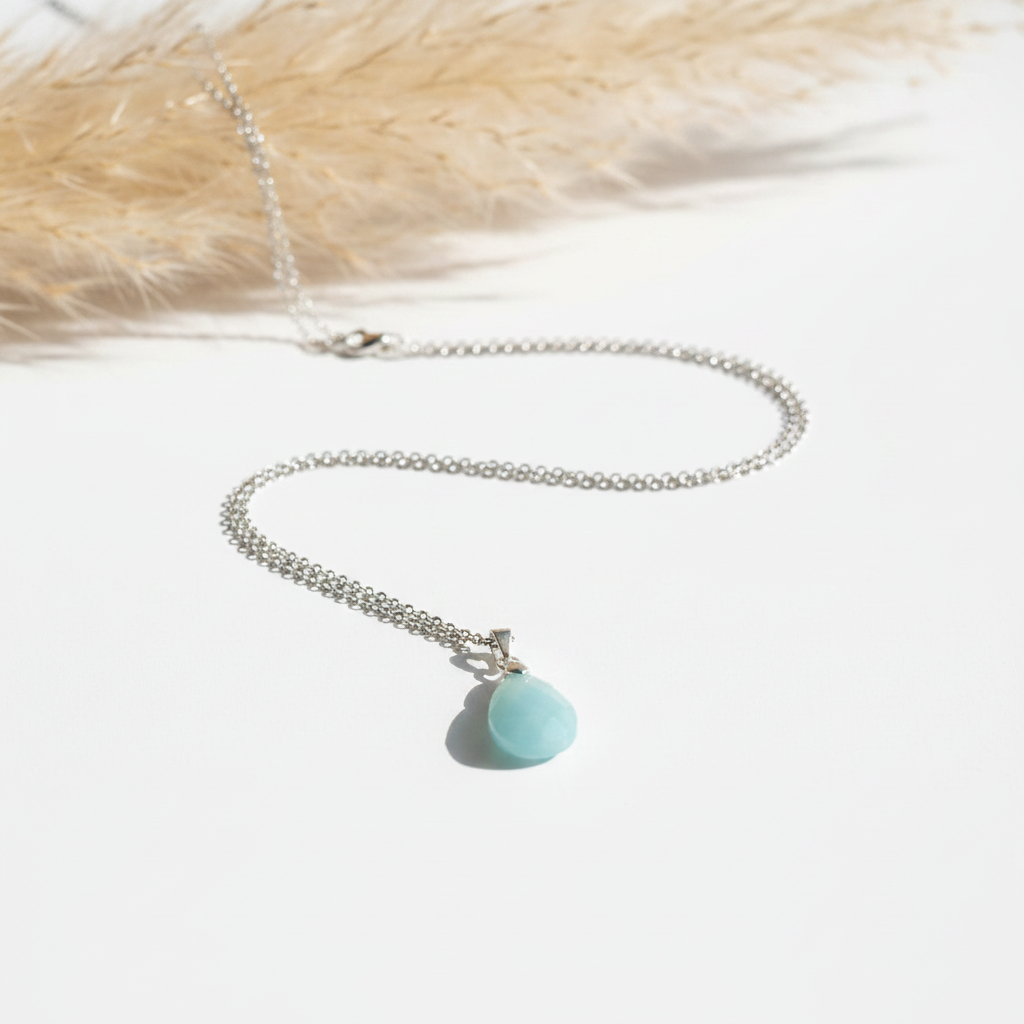 Collier en chaîne argentée avec pendentif goutte d’amazonite turquoise facettée