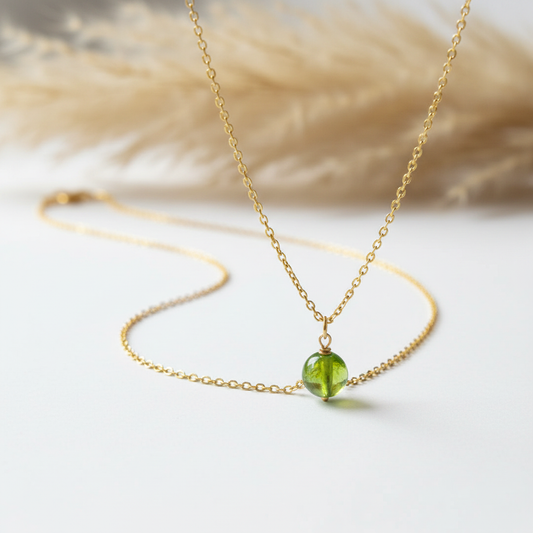 Collier en acier doré avec perle verte ronde et pendentif sur chaîne fine
