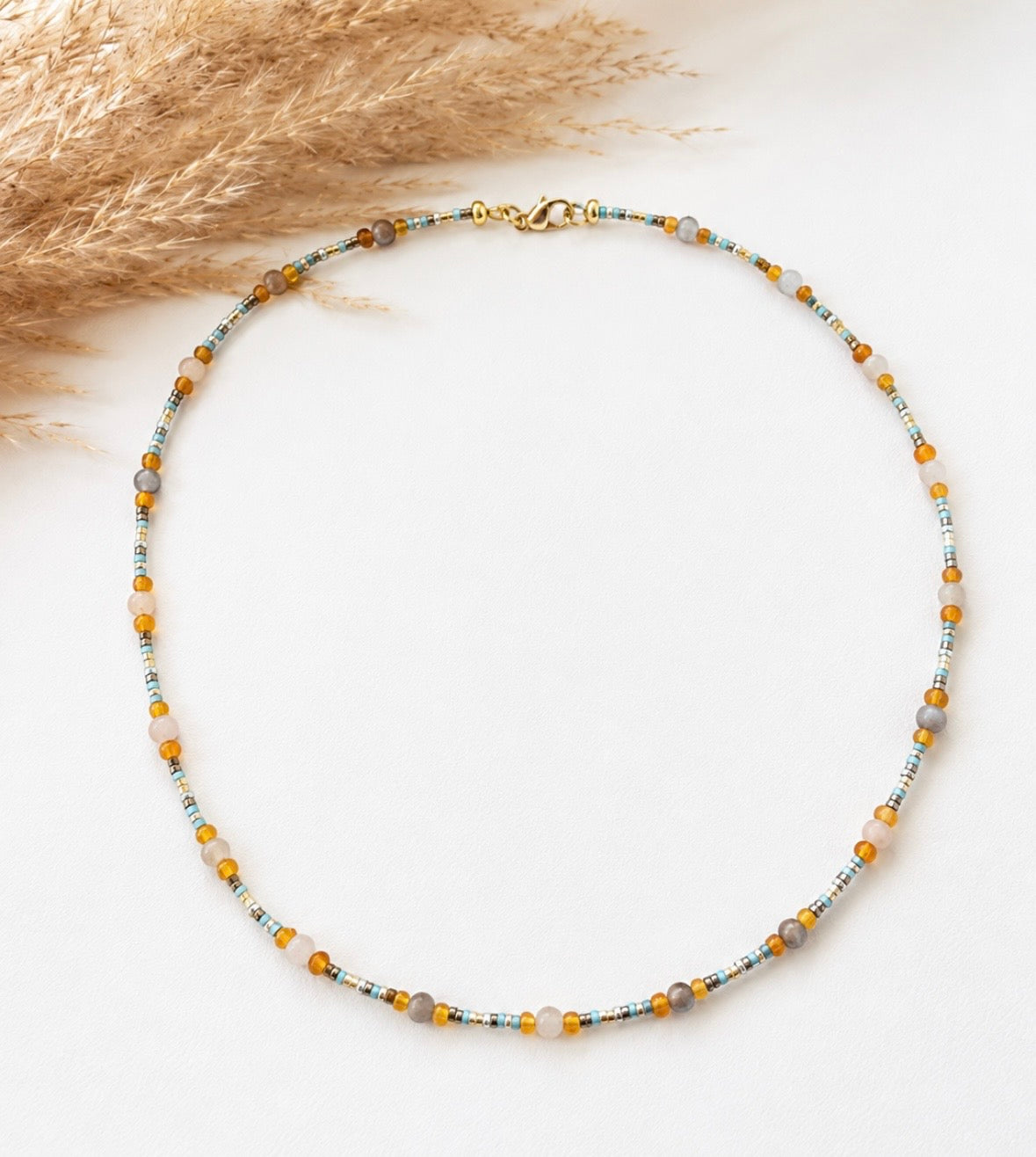 Collier artisanal perles Miyuki, Toho, ambre baltique et pierre de lune, apprêts dorés acier inoxydable. Bijou bohème chic fait main. Livraison gratuite PAPD.