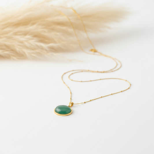Collier doré avec cabochon ovale vert en pierre naturelle