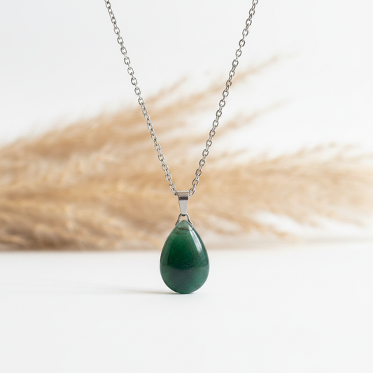 Collier argenté à pendentif goutte vert en aventurine, chaîne à maillons fins