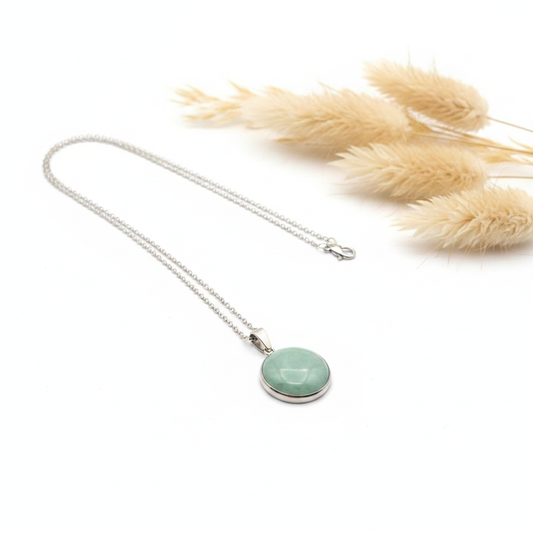 Collier pendentif en aventurine verte ovale sur chaîne argentée à maillons, 44 cm