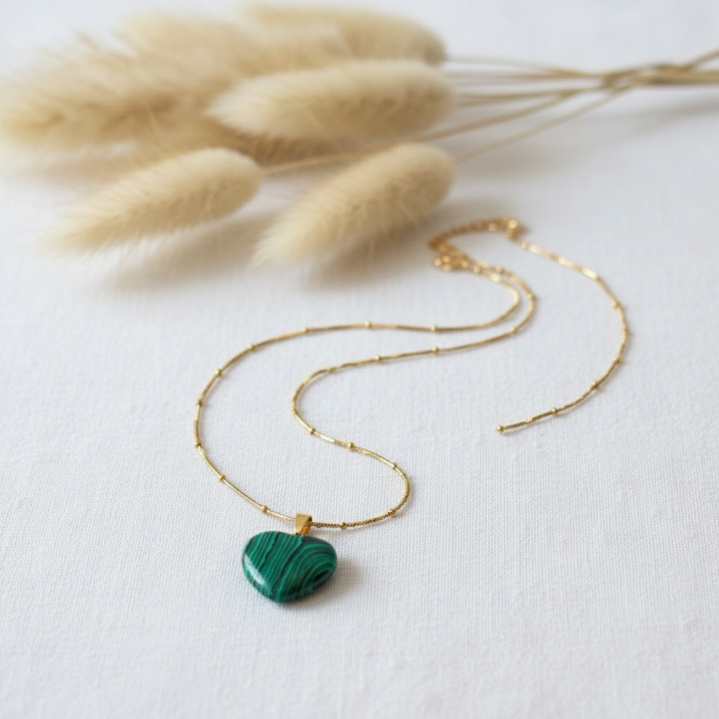 Collier à chaîne dorée avec pendentif cœur en pierre malachite vert.