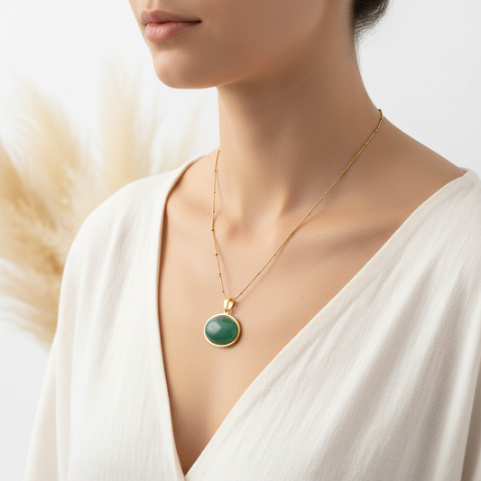 Collier avec chaîne dorée et cabochon ovale vert aventurine, pendentif sur col fin. Livraison offerte