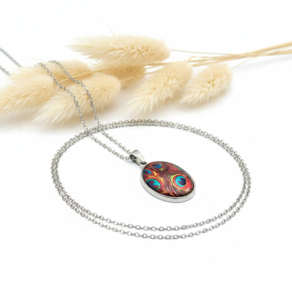 Collier cabochon paon 18x25mm, plumes multicolores, chaîne inox argentée ajustable. Hypoallergénique. Livraison gratuite 🇫🇷 Bijou artisanal PAPD.