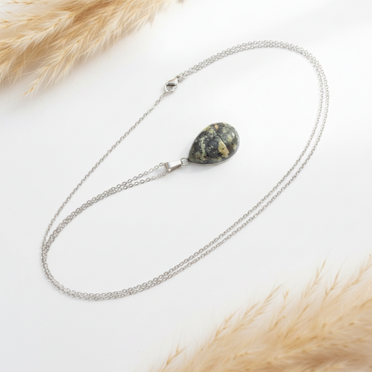Collier chaîne argentée pierre naturelle Serpentine goutte