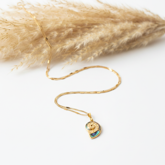 Collier chaîne dorée avec pendentif coquillage nacré en forme de goutte