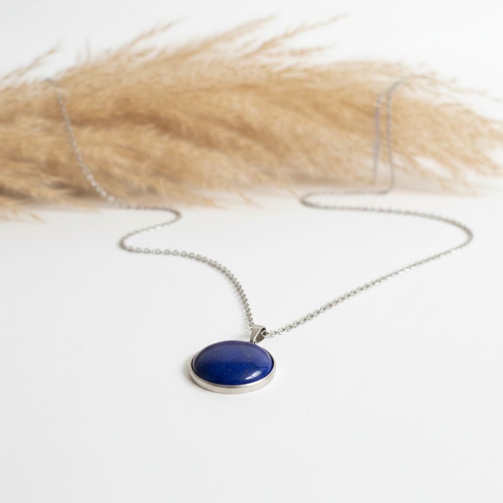 Collier chaîne argentée avec pendentif ovale en lapis lazuli, monture métal