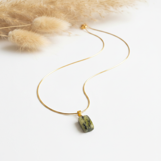 Collier chaîne serpent dorée avec pendentif en pierre verte rectangulaire