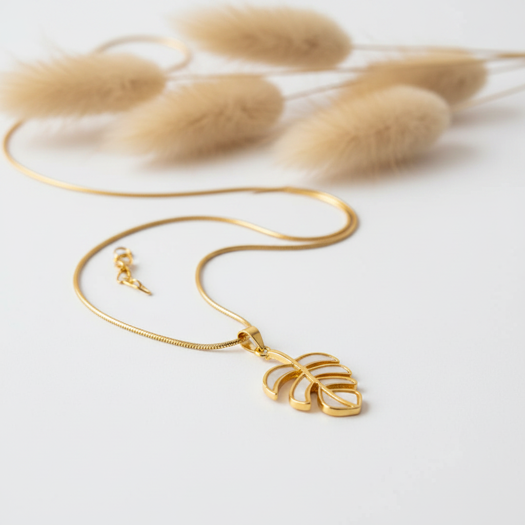 Collier à chaîne dorée avec pendentif feuille monstera nacrée
