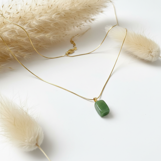 Collier chaîne fine acier inoxydable dorée avec pendentif bloc de pierre jade verte