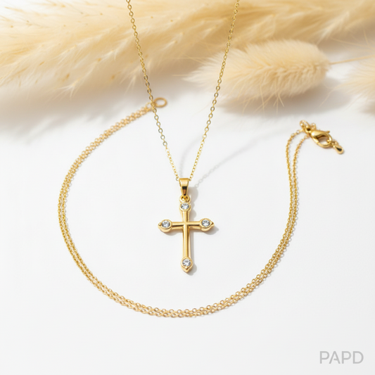Collier croix chrétienne dorée 4 zircons blancs chaîne fine 44 cm acier inoxydable 316L — PAPD
