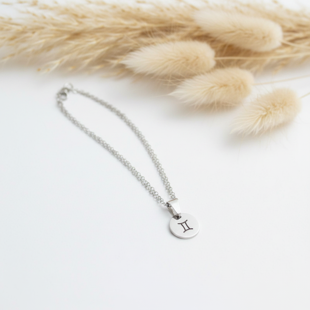 Collier signe astrologique médaille gravée acier inoxydable 316L, chaîne 44 cm, unisexe. 12 signes. Bijou artisanal fait main France. Livraison gratuite. PAPD