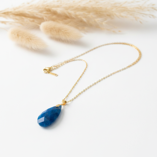Collier apatite bleue sur chaîne dorée, pierre taillée goutte