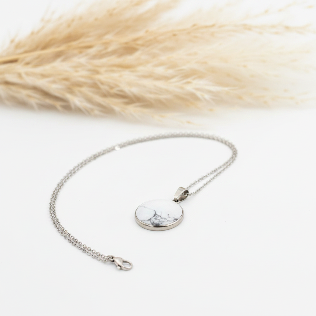 Collier chaîne acier inox avec cabochon rond d’howlite blanche, fermeture mousqueton