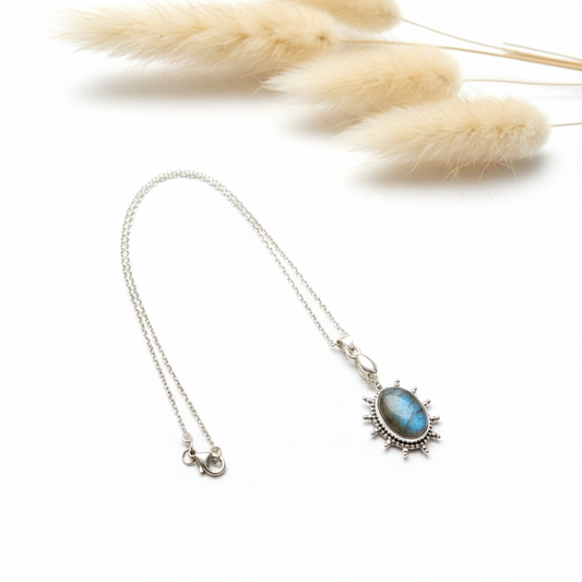 Collier argenté à chaîne fine et pendentif soleil ovale en labradorite bleue