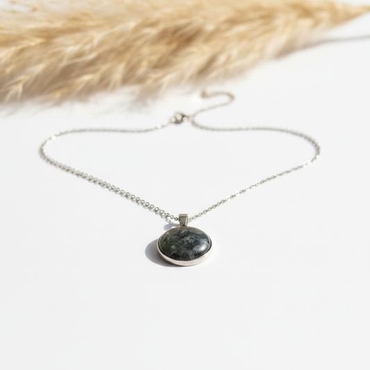 Collier labradorite noire naturelle pendentif rond, chaîne argentée inox 44 cm. Protection & ancrage. Fait main France. Livraison gratuite. PAPD.