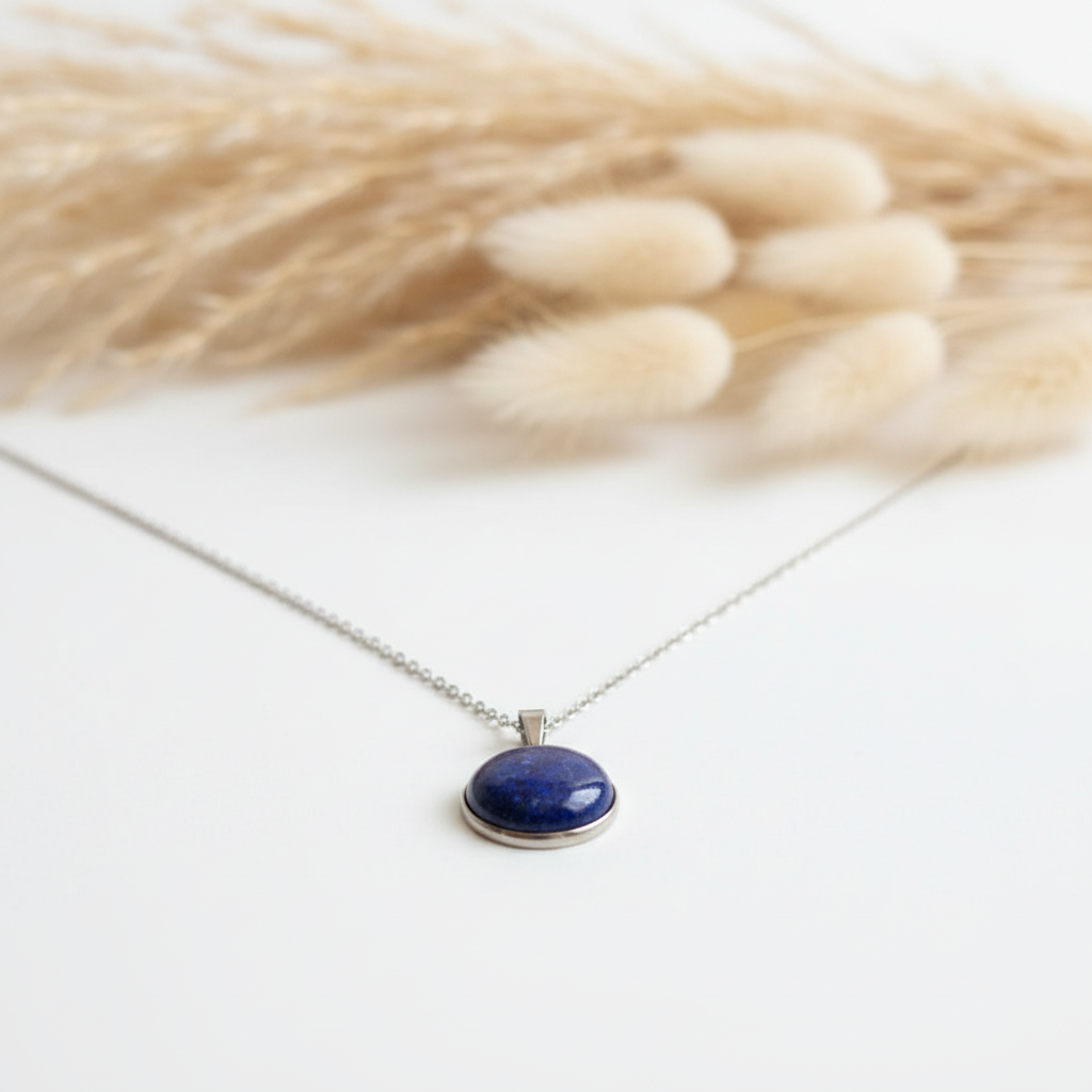 Collier argenté avec cabochon bleu nuit en pierre, chaîne inox fine