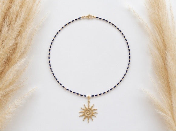 Collier marinère 44cm perles Miyuki Toho blanc cobalt or, nacre 4mm, breloque soleil, acier 316L. Livraison gratuite 🇫🇷 Bijou artisanal PAPD.