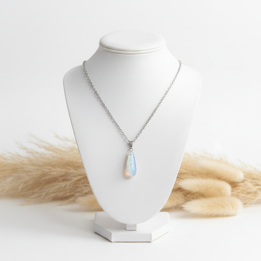 Collier argenté à pendentif goutte opaline bleu clair, chaîne à maillons