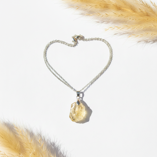 Collier à chaîne argentée avec pendentif pierre brute jaune, sertissage ajouré